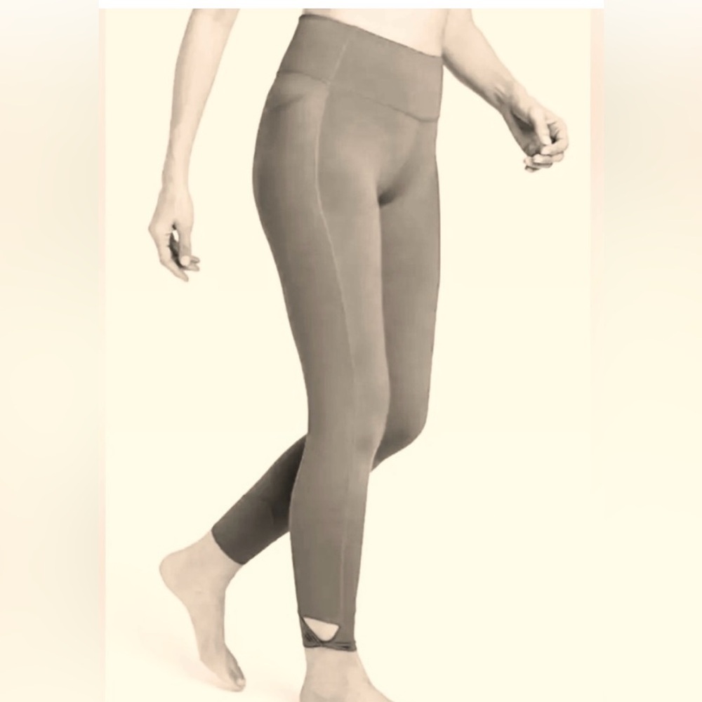 All in Motion Women's Simplicity Twist
High-Rise Leggings Gray. Size medium
